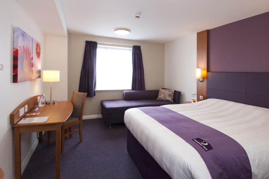 Premier Inn Reading Central Екстериор снимка