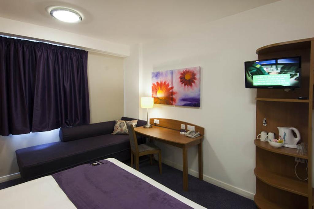 Premier Inn Reading Central Екстериор снимка