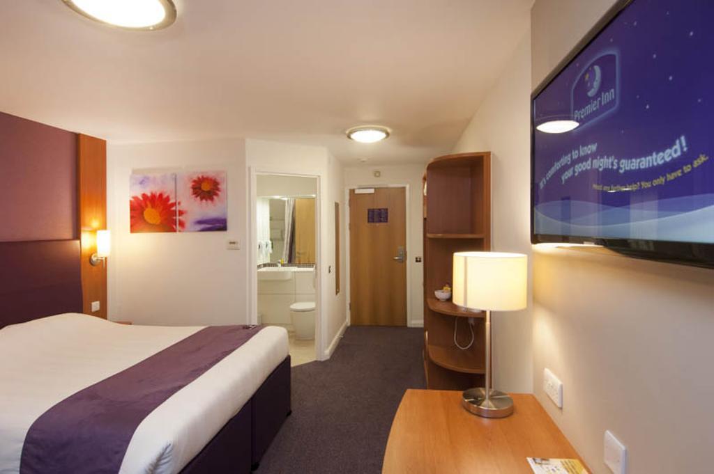 Premier Inn Reading Central Екстериор снимка