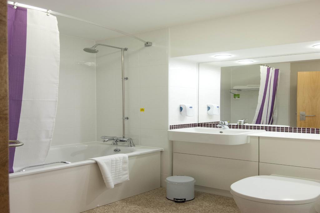 Premier Inn Reading Central Екстериор снимка