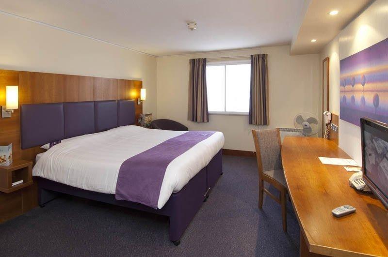 Premier Inn Reading Central Екстериор снимка